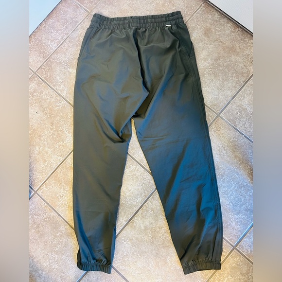 NWOT Vuori Olive Green Oregano Jogger Pants! - Picture 7 of 7